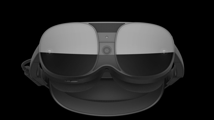 Auf der Vorderseite ist die Pass-through-Kamera für AR-Anwendungen zwischen den Augen eingebaut. (Bild: HTC)